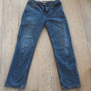 Mid-Rise, medium wash Levi’s